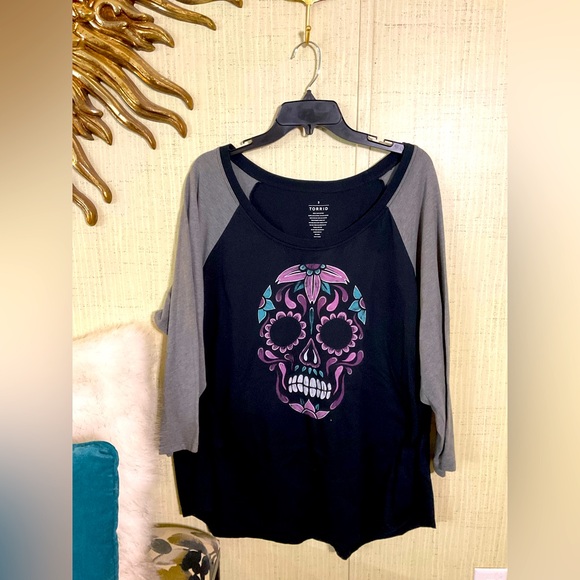 Torrid Tee Tshirt Black Gray Floral Skull Goth Grunge Core Sz 3 #63 - Picture 1 of 4